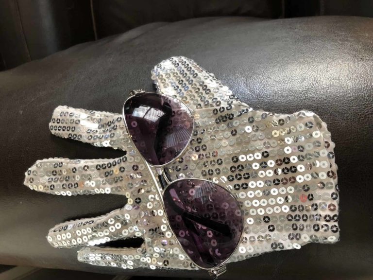 Michael_Jackson_glove_and_glasses